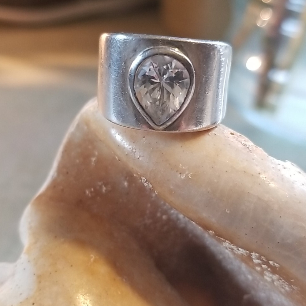 925 WIDE BANDED RING W/BIG PEAR SHAPED CZ